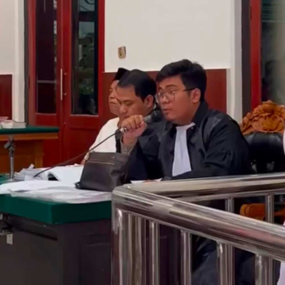 Gregorius Simamora menyampaikan argumentasi hukum di ruang persidangan